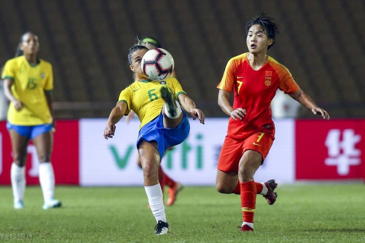 足球中国女VS巴西女的相关图片